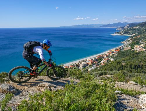 GIVE AN UNFORGETTABLE EMOTION TO A MOUNTAIN BIKE ENTHUSIAST - 