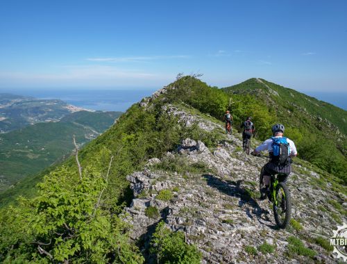 GIVE AN UNFORGETTABLE EMOTION TO A MOUNTAIN BIKE ENTHUSIAST - 